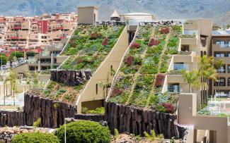 The steep pitch of the roof areas required more intensive measures for shear protection and erosion prevention. © ZinCo GmbH / Impermeabilizaciones Machado, S.L.U. Steep pitched green roof